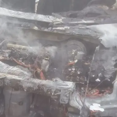 Auto in fiamme sulla statale 106 all'altezza di Squillace