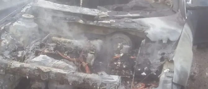 Auto in fiamme sulla statale 106 all'altezza di Squillace