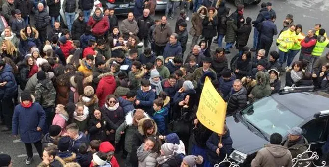 Fabrizia, l'unica banca chiude e il paese scende in piazza