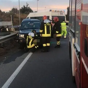 Catanzaro, auto si ribalta sulla statale 106