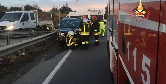 Catanzaro, auto si ribalta sulla statale 106