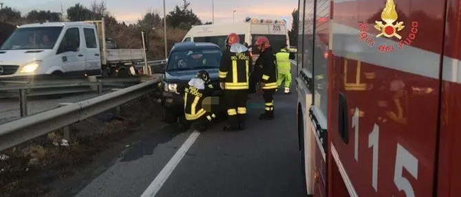 Catanzaro, auto si ribalta sulla statale 106