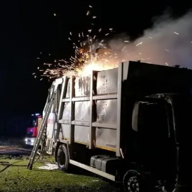 Autocompattatore in fiamme a Cutro, avviate indagini
