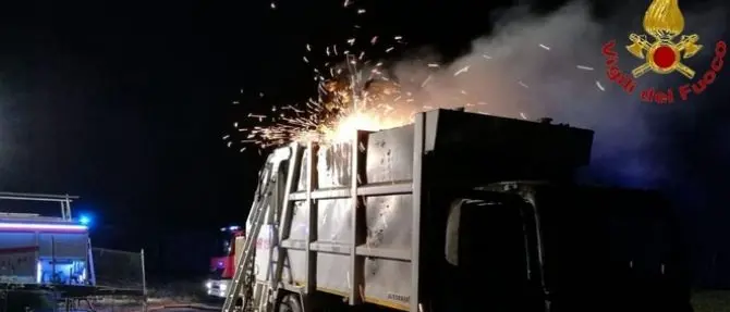 Autocompattatore in fiamme a Cutro, avviate indagini