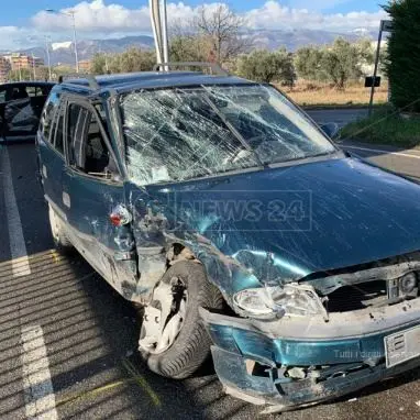 Rende, scontro frontale tra due auto