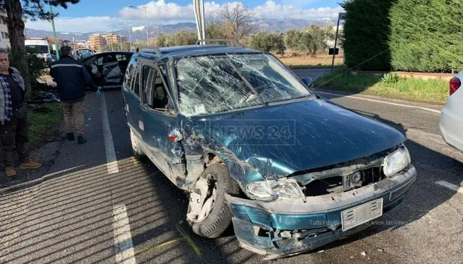 Rende, scontro frontale tra due auto