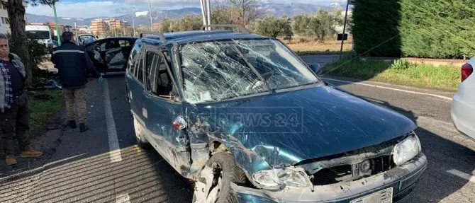 Rende, scontro frontale tra due auto
