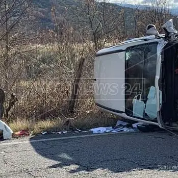 Violento impatto tra due auto a Rende, tre feriti