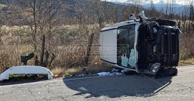 Violento impatto tra due auto a Rende, tre feriti