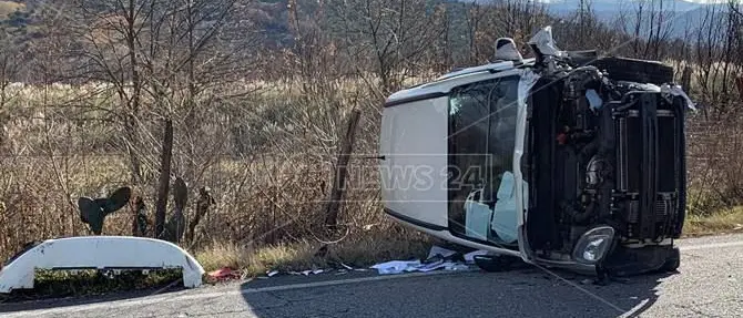 Violento impatto tra due auto a Rende, tre feriti