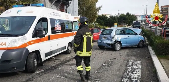 Scontro tra auto a Crotone, cinque feriti: c'è anche un bimbo