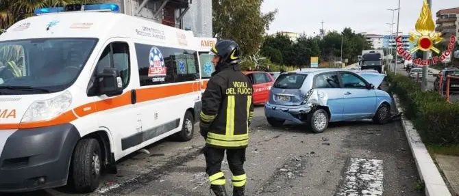 Scontro tra auto a Crotone, cinque feriti: c'è anche un bimbo