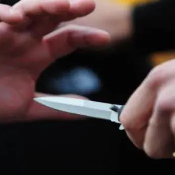 Aggredisce moglie e figlia armato di coltello e di un ferro rovente