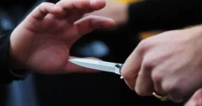 Aggredisce moglie e figlia armato di coltello e di un ferro rovente