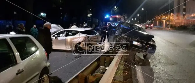 Carambola di auto a Cosenza su Viale Marconi