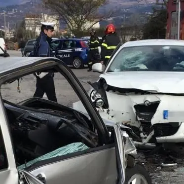 Incidente tra due auto a Lamezia, un ferito