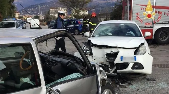 Incidente tra due auto a Lamezia, un ferito