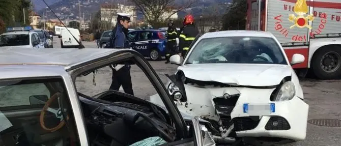 Incidente tra due auto a Lamezia, un ferito