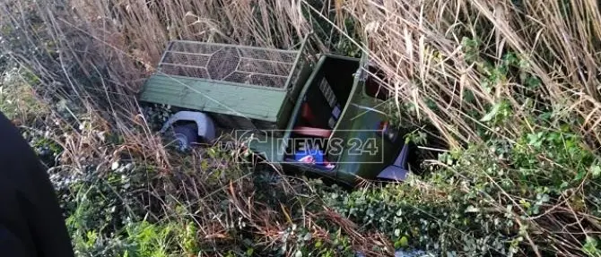 Incidente a Sibari, una moto ape finisce in un canalone