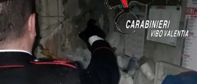 Bimba costretta a vivere in casa tra rifiuti ed escrementi: denunciata la madre