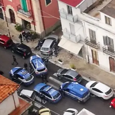 Reggio, forzano un posto di blocco: inseguiti e fermati dalla Polizia
