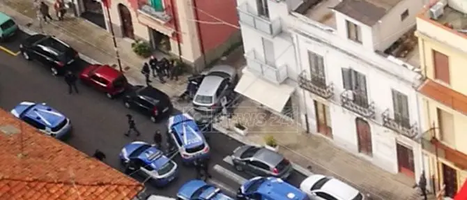 Reggio, forzano un posto di blocco: inseguiti e fermati dalla Polizia