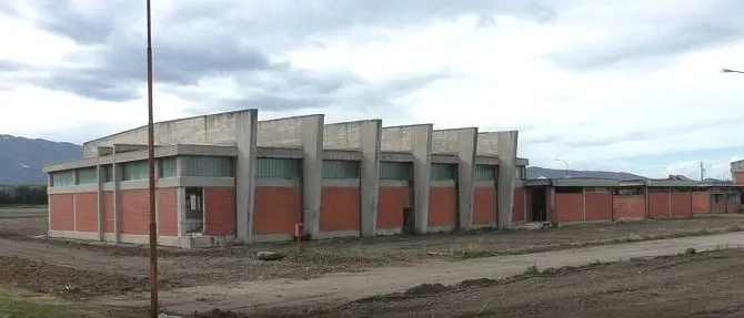 «Quella cattedrale nel deserto oggi è mia». Privato rivendica l’opera pubblica dimenticata