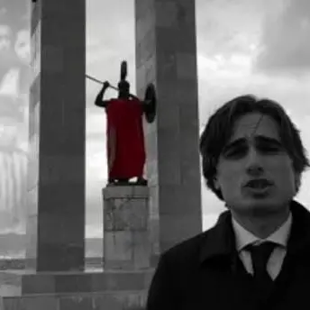 Reggio veste di rosso la dea Atena per non dimenticare anche gli olocausti moderni