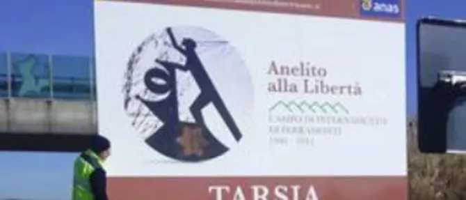 Sull’A2 da oggi un cartello con l’indicazione del Campo di Tarsia