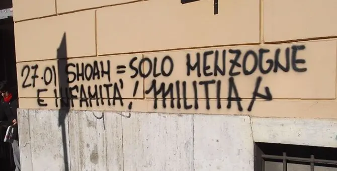 Mezza Europa tollera l’intolleranza: ecco i dati su chi nega l'Olocausto