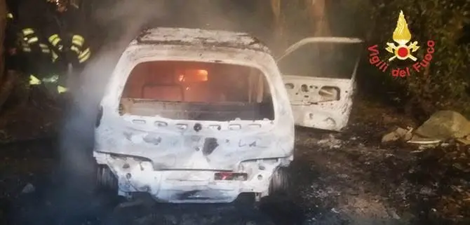 Auto in fiamme a Sant’Andrea Apostolo, indagini