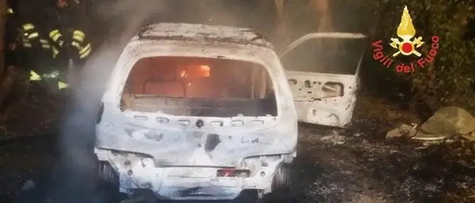 Auto in fiamme a Sant’Andrea Apostolo, indagini