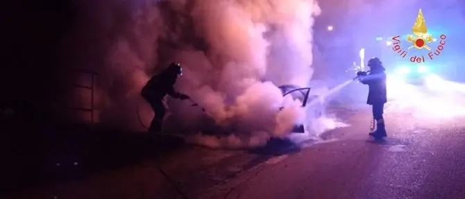 Auto in fiamme a Gimigliano