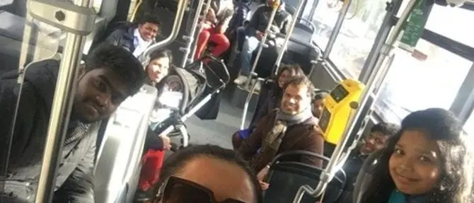 Selfie in autobus con immigrati: «Viaggiatori modello»