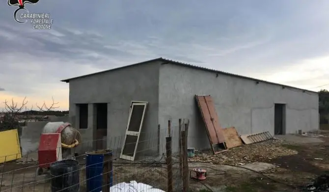 Il fabbricato è abusivo, scatta il sequestro a Isola Capo Rizzuto