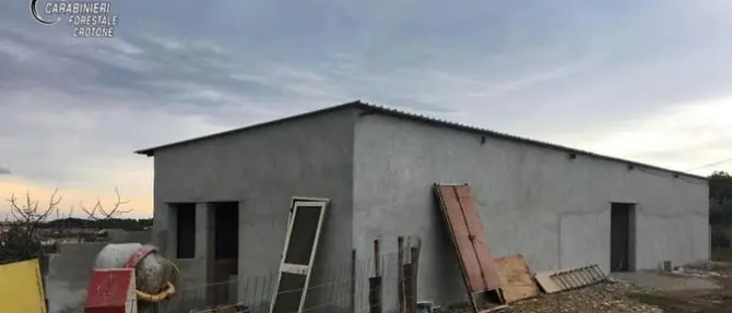 Il fabbricato è abusivo, scatta il sequestro a Isola Capo Rizzuto