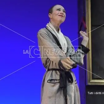 Reggio, al Cilea una straordinaria Veronica Pivetti incanta il pubblico con Viktor-Viktoria