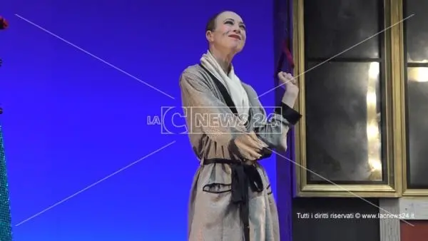 Reggio, al Cilea una straordinaria Veronica Pivetti incanta il pubblico con Viktor-Viktoria