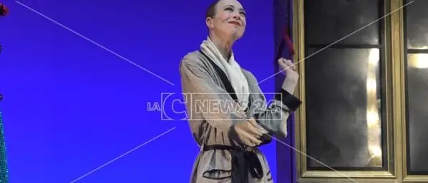 Reggio, al Cilea una straordinaria Veronica Pivetti incanta il pubblico con Viktor-Viktoria