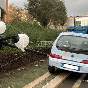 Rende, finisce fuori strada e abbatte un lampione
