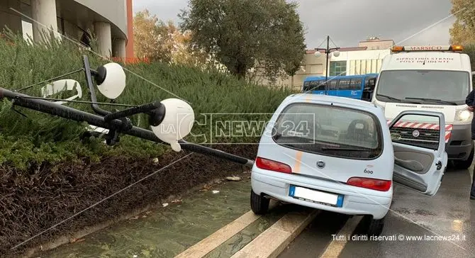 Rende, finisce fuori strada e abbatte un lampione