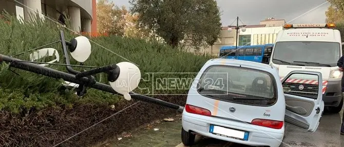 Rende, finisce fuori strada e abbatte un lampione