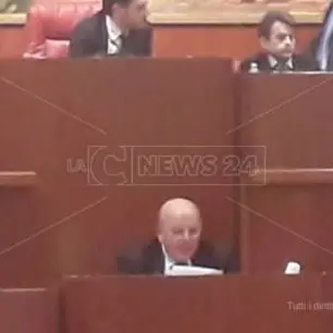 Oliverio torna in Aula: «Non sono scomparso». Scena muta invece sul Pd