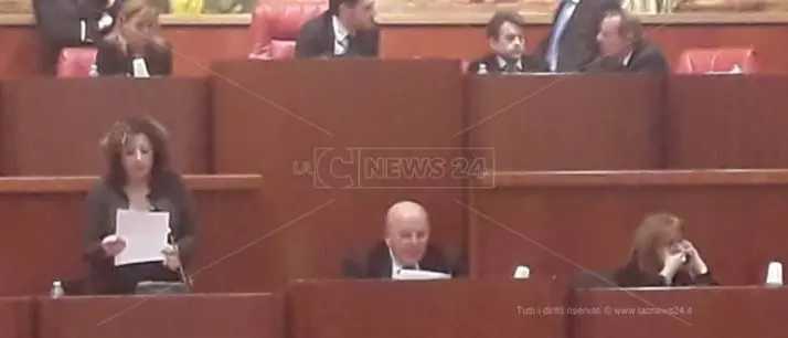 Oliverio torna in Aula: «Non sono scomparso». Scena muta invece sul Pd