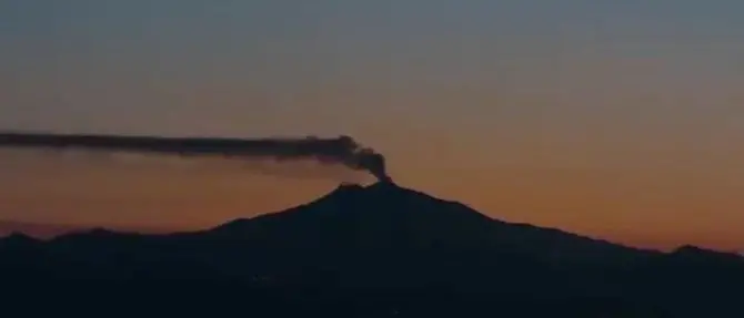 Dallo Stromboli all’Etna, il video mozzafiato che spopola sul web