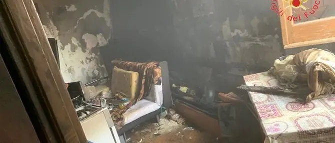 Camino in fiamme a Cropani, 56enne intossicata