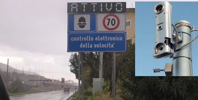 Picconate contro l'autovelox ma rimane a viso scoperto e fugge