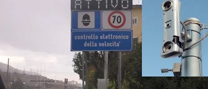 Picconate contro l'autovelox ma rimane a viso scoperto e fugge