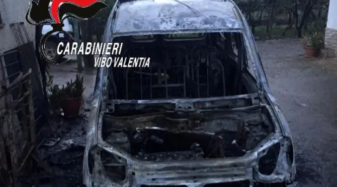 Evade dai domiciliari per incendiare l’auto del padre, arrestato