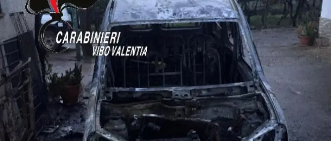 Evade dai domiciliari per incendiare l’auto del padre, arrestato